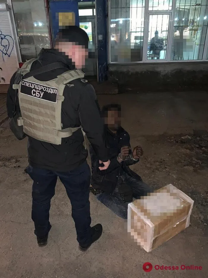 В Одессе поймали с поличным наркодельца из Африки