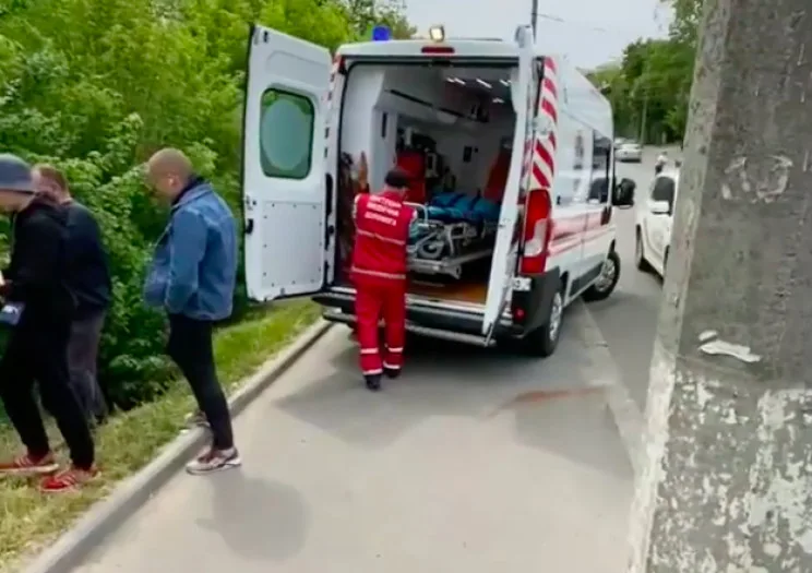Показали відео ДТП перед Київським мостом, де автомобіль злетів з дороги (Відео)