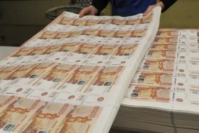 Центробанк РФ запустив друкарський верстат на 15 трлн рублів заради продовження війни