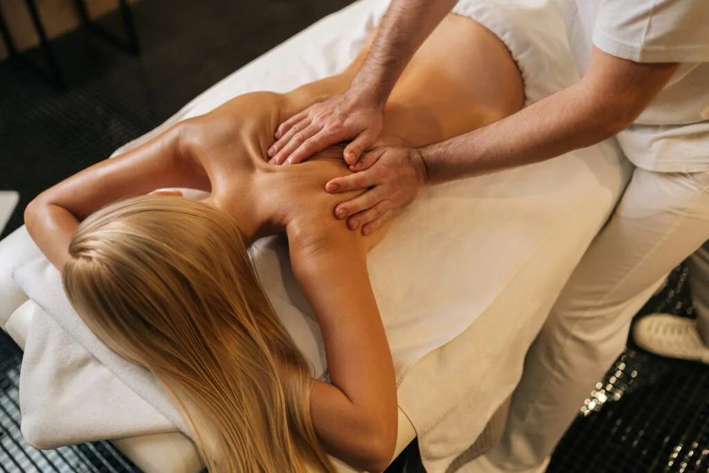 Массаж спины от Massage Club — искусство расслабления и восстановления