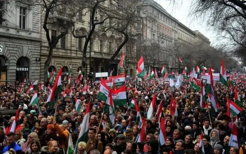 Майже 50 тисяч угорців вийшли на протести проти прем’єра Віктора Орбана