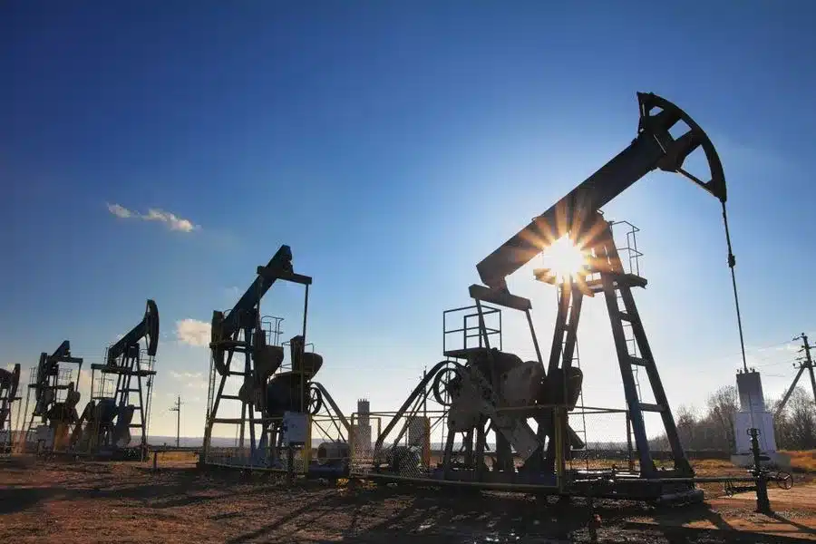 Доходи РФ від нафти і газу в лютому скоротяться майже вдвічі