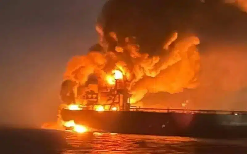 У Середземному морі загорівся російський танкер зі зрідженим газом