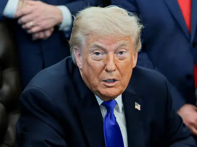 Трамп анонсував виведення кораблів, які застрягли в Ормузькій протоці