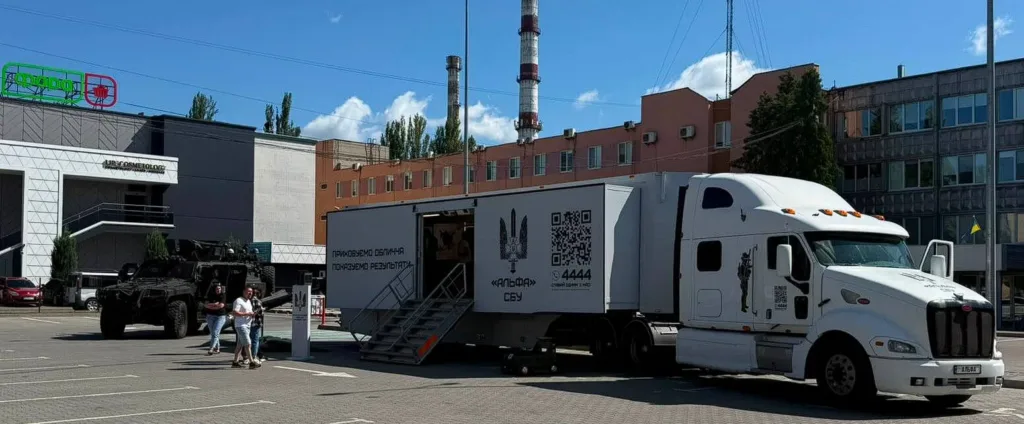 Еліта СБУ у Вінниці: біля ТРЦ «Мегамолл» розгорнули унікальний мобільний рекрутинговий комплекс