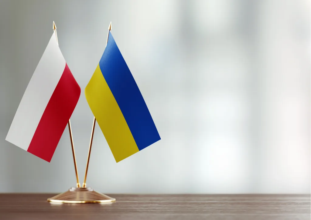 Українцям у Польщі змінюють правила підтримки: кого зачеплять житло, робота і статус UKR