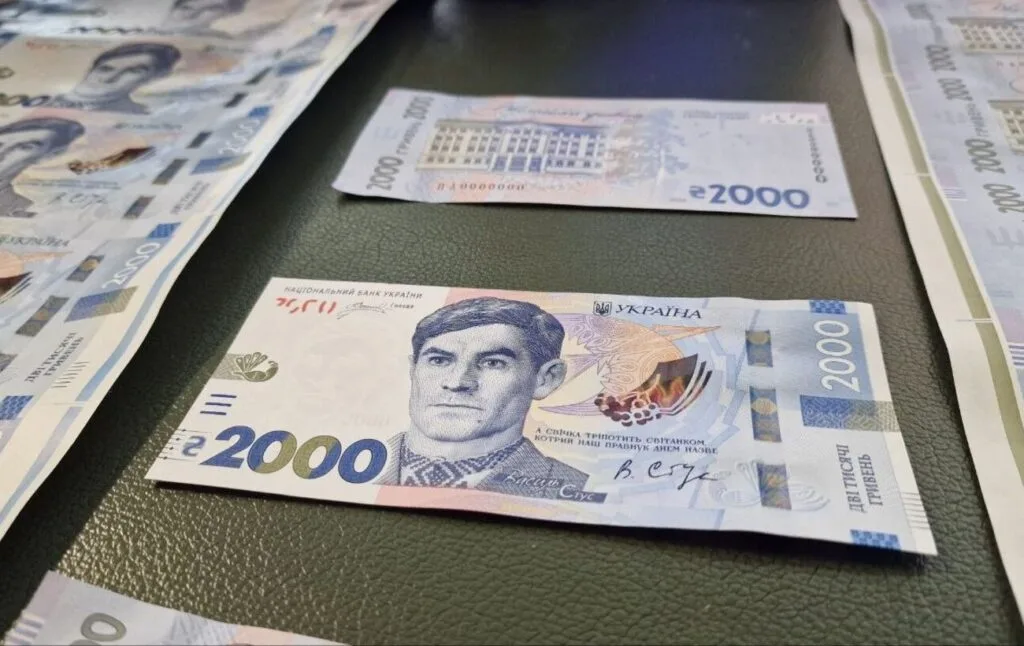 Сьогодні в обіг в Україні вводять купюру у 2000 гривень