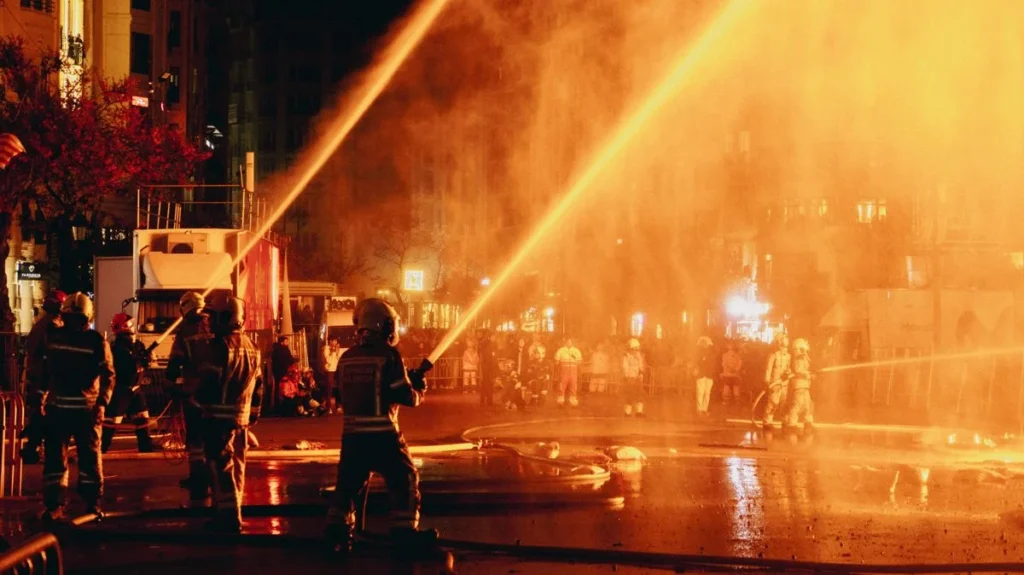 Нічна атака на Київ: 15 поранених, пошкоджено Південний міст і станцію швидкої