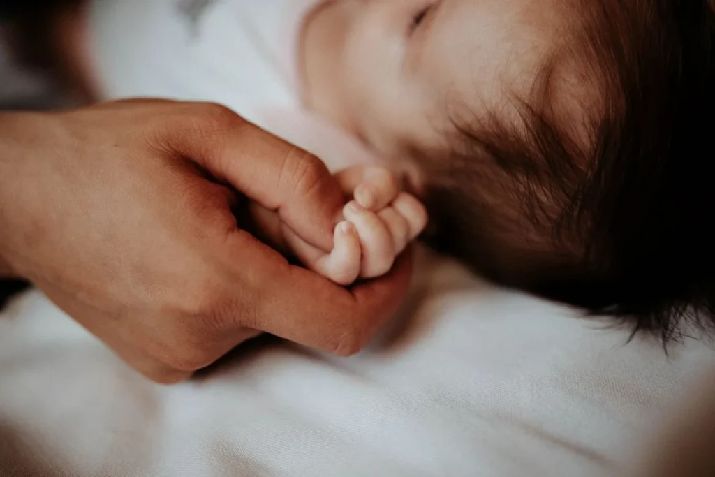 «Це просто подряпина»: в одеській лікарні новонародженій дівчинці відрізали частину пальця